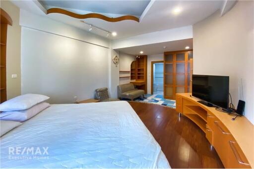 Newly Renovated 2 Bedroom Apartment with Balcony Near BTS Phromphong - Pet Friendly!