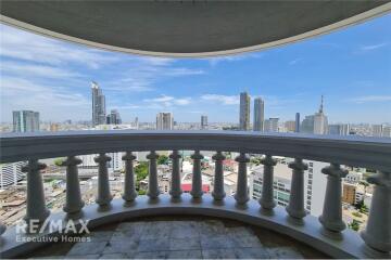 River view 1-BR condo for sale at State Tower.