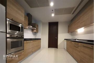 For Rent Furnished 3 Bedrooms with Balcony in Thonglor