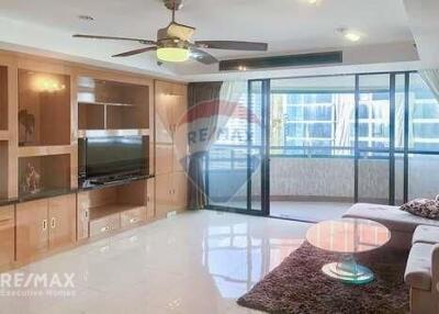 High-floor 2-bed condo with balcony