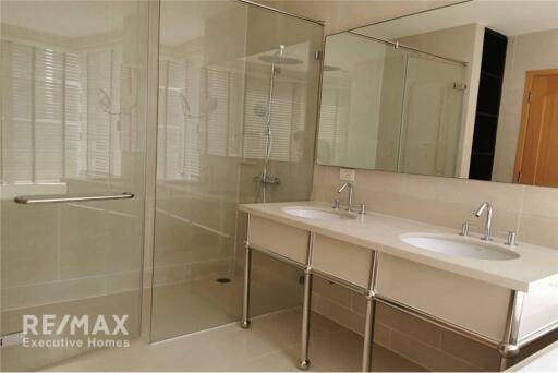 For Rent 3 Beds+Madroom 4 Bathroom/Sukhunvit24 Big bathtub among valuable view