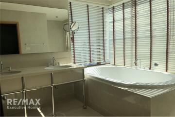 For Rent 3 Beds+Madroom 4 Bathroom/Sukhunvit24 Big bathtub among valuable view