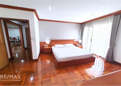 Room for rent 3+1 Bed with 378 SQM at Center of Sukhumvit 31, Prompong BTS