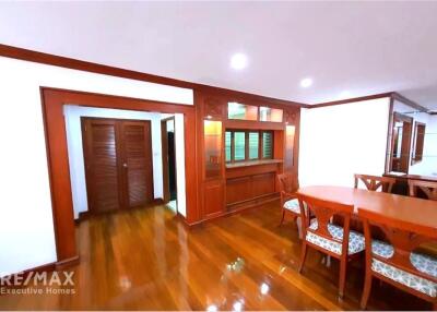 Room for rent 3+1 Bed with 378 SQM at Center of Sukhumvit 31, Prompong BTS