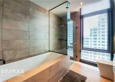 Condo for Sale with Tenant 2 Bed 1 bath 26th floor Corner unit at The Loft Asoke