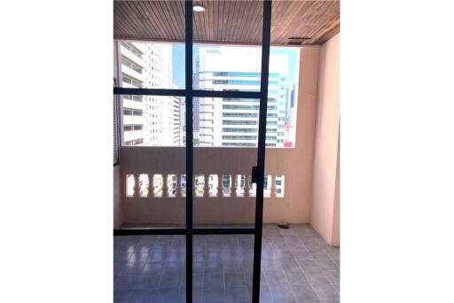 Room For Rent 3 Bed 3 Bath at Sukhumcit 23 Asok BTS