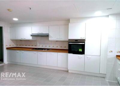 For Rent  3 Bed, 3 Bath, Sukhumvit 49 Brith Room