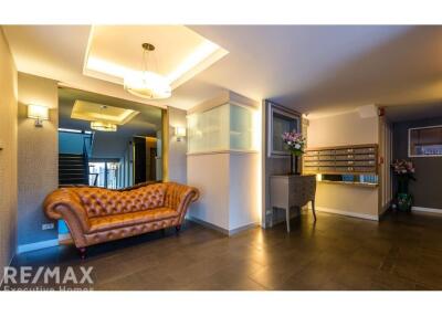 Available ! 2 Bedrooms in Low rise apartment in Ruamrudee next to Lumphini Park