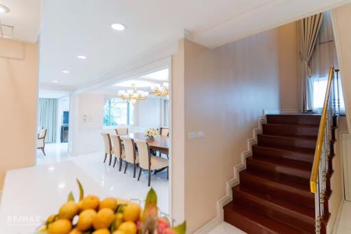 Available ! Stunning - Penthouse 4 Bedrooms on top floor Serviced apartment Sukhumvit 10.