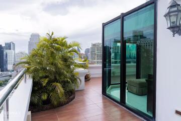 Available ! Stunning - Penthouse 4 Bedrooms on top floor Serviced apartment Sukhumvit 10.