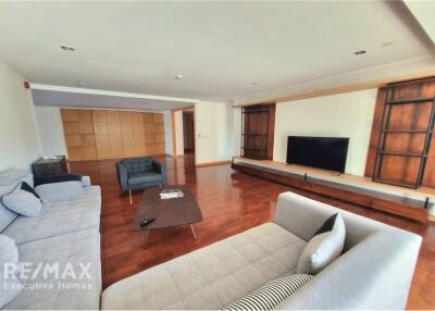 Penthouse Duplex for Rent: Pet-Friendly & Steps Away from BTS Phrom Phong