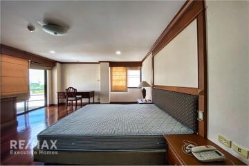 Pet-Friendly  2 Bedrooms Homey Style Apartment in Low-Rise Building, Thonglor