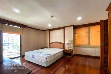 Pet-Friendly  2 Bedrooms Homey Style Apartment in Low-Rise Building, Thonglor