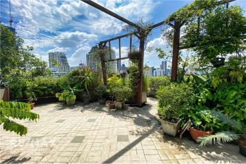 Pet-Friendly  2 Bedrooms Homey Style Apartment in Low-Rise Building, Thonglor