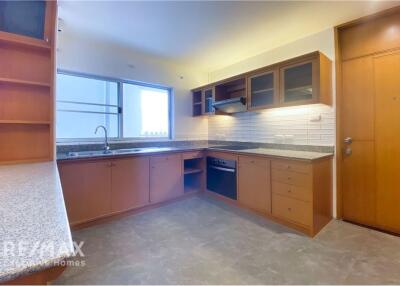 Pet - Friendly - Spacious 3-Bedroom Apartment for Rent in Sathon Soi 1 - Perfect for Families!