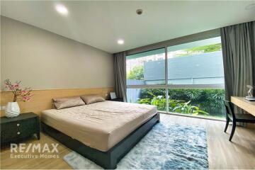 For rent apartment white and bright unit 2 bedrooms with huge balcony in low rise apartment in Sukhumvit 61.