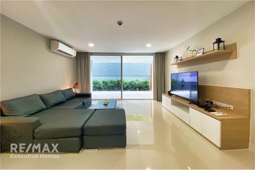 For rent apartment white and bright unit 2 bedrooms with huge balcony in low rise apartment in Sukhumvit 61.