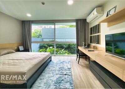 For rent apartment white and bright unit 2 bedrooms with huge balcony in low rise apartment in Sukhumvit 61.