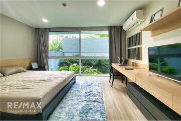 For rent apartment white and bright unit 2 bedrooms with huge balcony in low rise apartment in Sukhumvit 61.