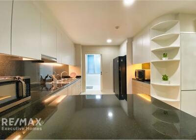 For rent apartment white and bright unit 2 bedrooms with huge balcony in low rise apartment in Sukhumvit 61.
