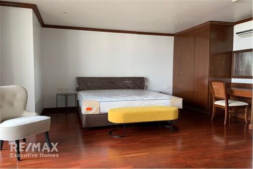 Newly Renovated 2-Bed Condo on High Floor at Newton Tower Condominium, Steps from BTS Nana!