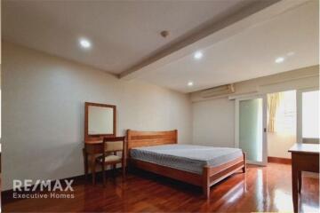 Classic-Style Apartment in Low-Rise Building, Ploenchit, Near BTS Station