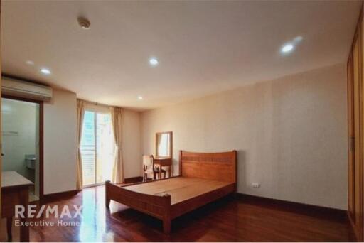 Classic-Style Apartment in Low-Rise Building, Ploenchit, Near BTS Station