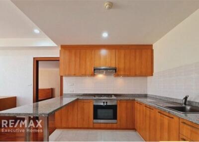 Classic-Style Apartment in Low-Rise Building, Ploenchit, Near BTS Station