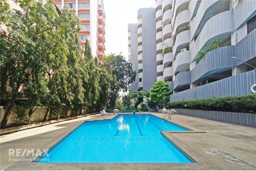 NEW PRICE  4-Bedroom Duplex Penthouse  Prime Location near BTS Phrom Phong and Emporium