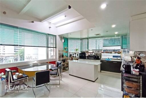 NEW PRICE  4-Bedroom Duplex Penthouse  Prime Location near BTS Phrom Phong and Emporium