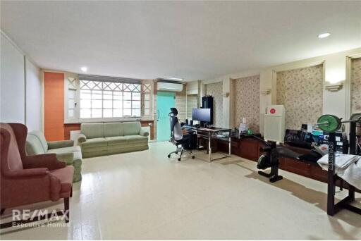 Exquisite 4-Bedroom Duplex Penthouse  Prime Location near BTS Phrom Phong and Emporium