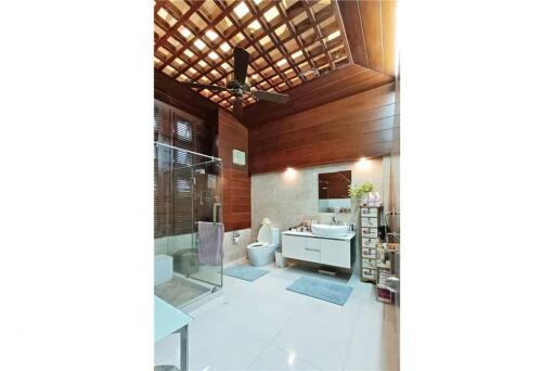 NEW PRICE  4-Bedroom Duplex Penthouse  Prime Location near BTS Phrom Phong and Emporium