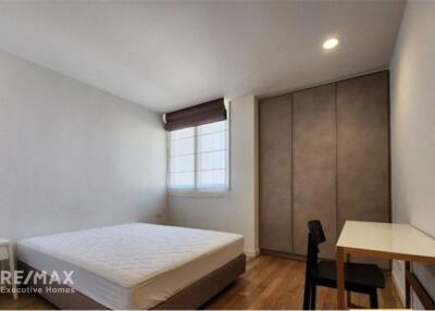 CAT-Friendly Modern 2-Bed, 2-Bath Low-Rise Apartment near Emporium & BTS Phrom Phong