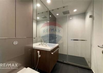 For Rent 2-Bed Condo Steps from BTS Rajdamri at 185 Rajdamri Condominium