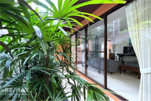 Tropical Resort-Style 3-Story Villa in Mid-Sukhumvit