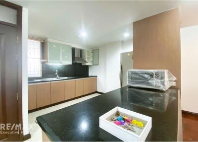 For Rent :  Spacious 2 Bedroom Apartment with Balcony Steps Away from BTS Phromphong