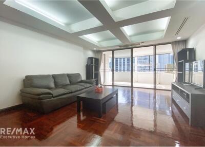 For Rent :  Spacious 2 Bedroom Apartment with Balcony Steps Away from BTS Phromphong