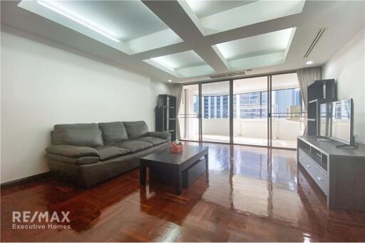 For Rent :  Spacious 2 Bedroom Apartment with Balcony Steps Away from BTS Phromphong