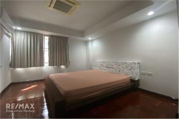 For Rent :  Spacious 2 Bedroom Apartment with Balcony Steps Away from BTS Phromphong