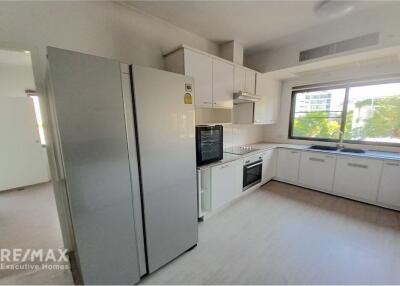 Spacious 3BR Cat-Friendly Apartment in Sathorn - Urban Serenity Meets Modern Living