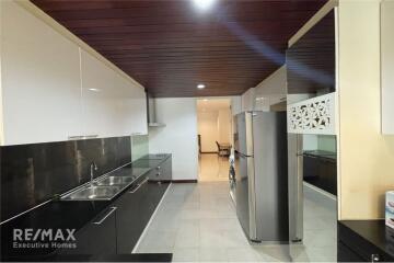 For Rent : Modern 3BR Apartment in Ekamai Soi 12