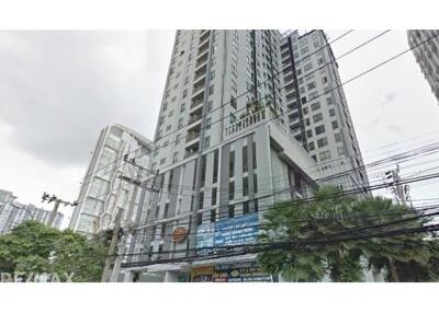 Urban Oasis: 1-Bedroom Condo in Phra Khanong