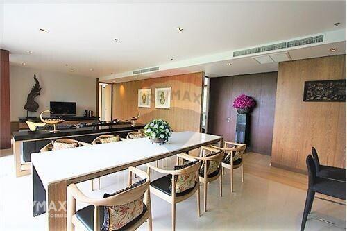 Spacious 3-Bedroom Plus Office Apartment in Thonglor