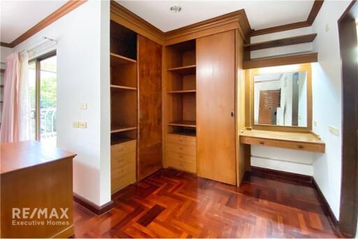 Pet-Friendly Paradise! 3 BR Apartment with Balcony in Sukhumvit Soi 8