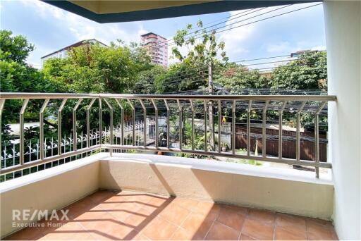 Pet-Friendly Paradise! 3 BR Apartment with Balcony in Sukhumvit Soi 8