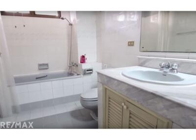 Available Pet Friendly Apartment  2 Beds For Rent in Asoke