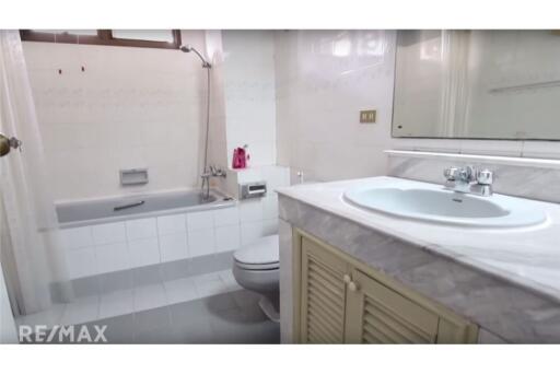 Available Pet Friendly Apartment  2 Beds For Rent in Asoke