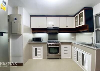 Homey Pet-Friendly Low-Rise Apartment with 3 Bedrooms in Sukhumvit 15, Close to NIST