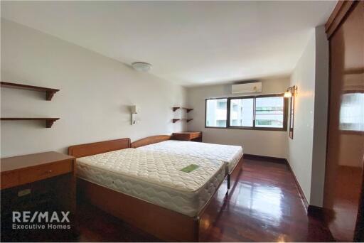 Homey Pet-Friendly Low-Rise Apartment with 3 Bedrooms in Sukhumvit 15, Close to NIST