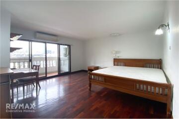 Homey Pet-Friendly Low-Rise Apartment with 3 Bedrooms in Sukhumvit 15, Close to NIST